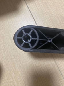 Only chairs that have a horizontal plastic piece on the bottom of the caster bracket are included in this recall