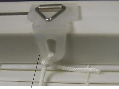 Roll-up blind without release clips INCLUDED IN THIS RECAL